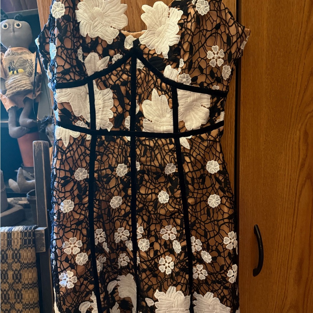 Elliatt NWOT Black and White Women's Embroidered Mini Dress - Picture 5 of 7